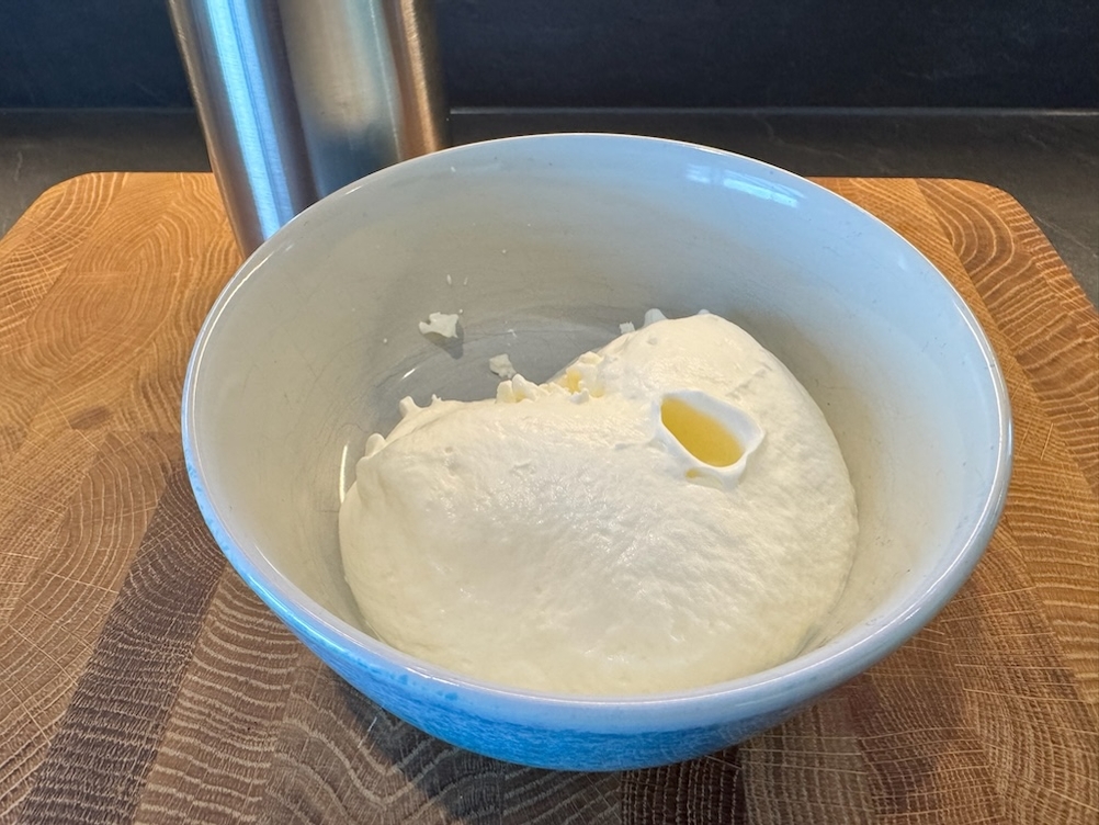 Fertige Sahne in einer Schale, dahinter der RuneSol-Sahnespender