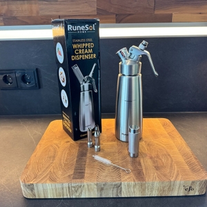 Karton und RuneSol-Sahnespender auf einer Holzplatte