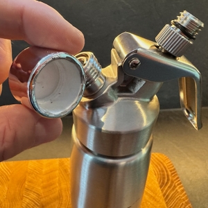 Deckel geöffnet beim RuneSol-Sahnespender