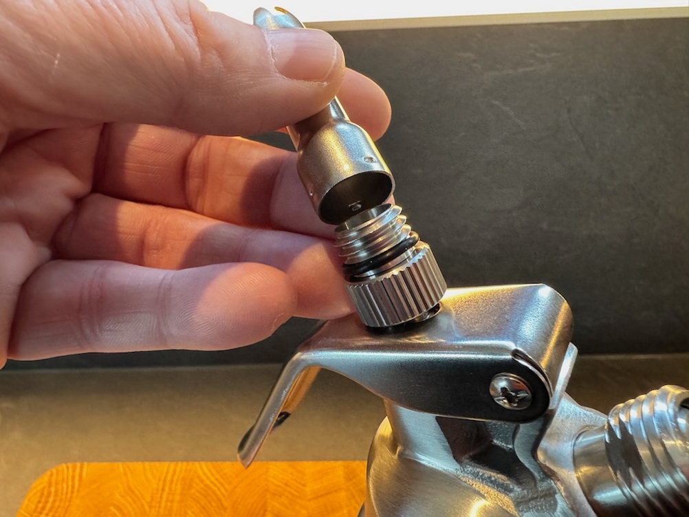 Aufsatz aufstecken beim RuneSol-Sahnespender