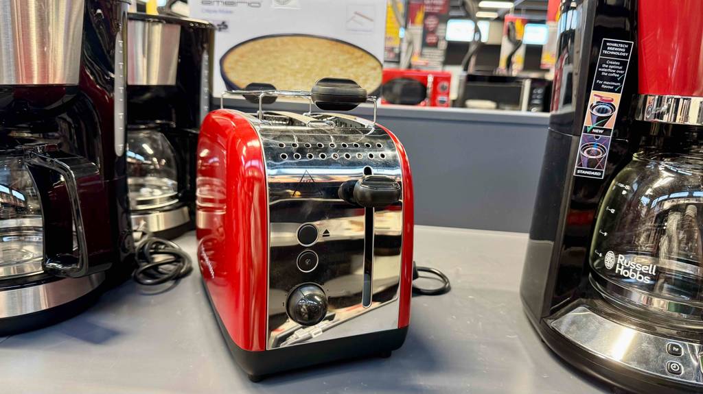 Blick auf die Einstellmöglichkeiten an der Seite eines Russel Hobbs-Toasters im Test.