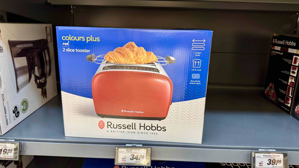 Ein verpackter Russel Hobbs-Toaster steht zum testen in einem Verkaufsregal.