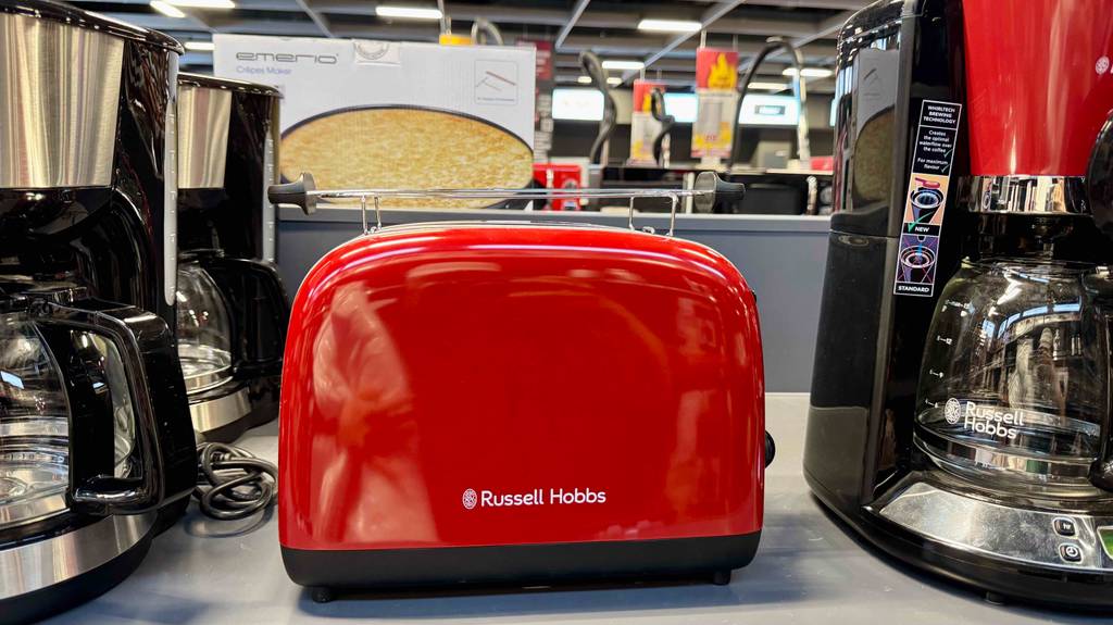 Im Test: Frontansicht eines roten Russel Hobbs-Toasters.