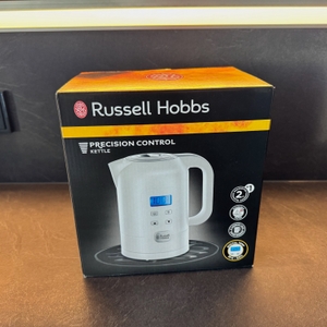 Der Karton des Russell Hobbs 21150-70 steht auf einer Küchenarbeitsplatte.