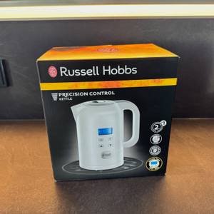 Der Karton des Russell Hobbs 21150-70 steht auf einer Küchenarbeitsplatte.