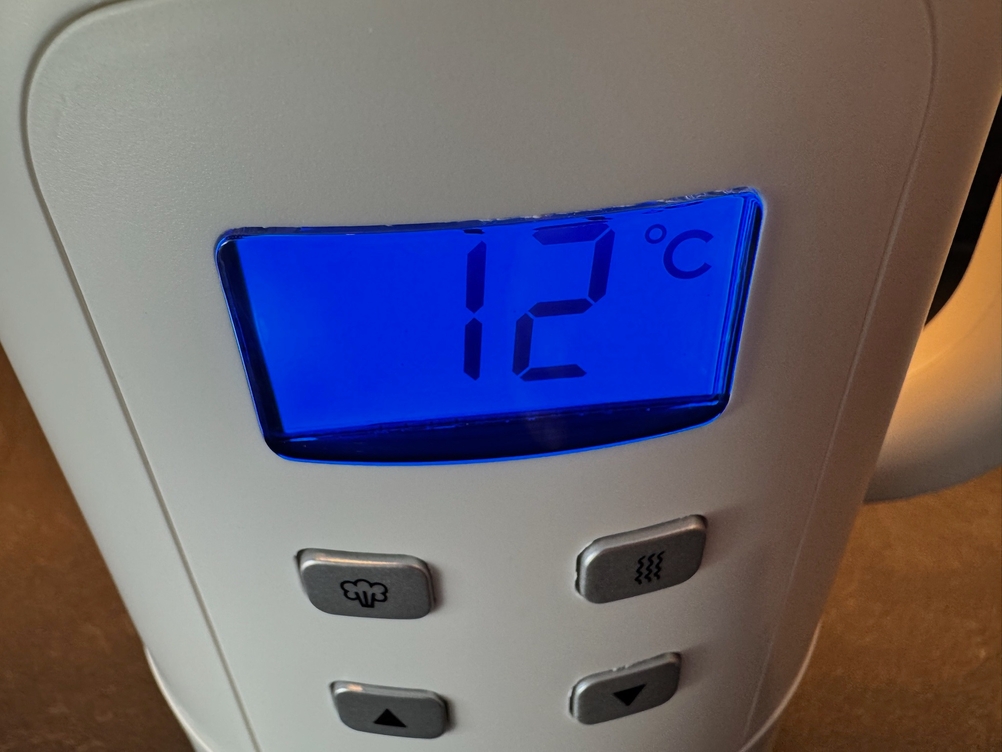 Die Anzeige des Russell Hobbs 21150-70 zeigt 12 °C an.
