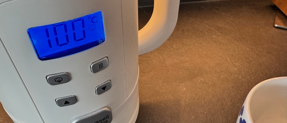 Die Anzeige des Russell Hobbs 21150-70 zeigt 100 °C an.