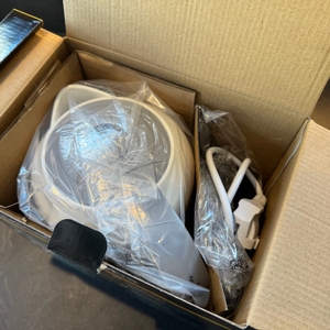 Der geöffnete Karton des Russell Hobbs 21150-70 von oben.