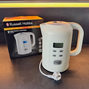 Der Russell Hobbs 21150-70 steht neben seinem Karton auf einer Küchenarbeitsplatte.