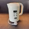Der Russell Hobbs 21150-70 steht auf einer Küchenarbeitsplatte