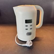 Der Russell Hobbs 21150-70 steht auf einer Küchenarbeitsplatte
