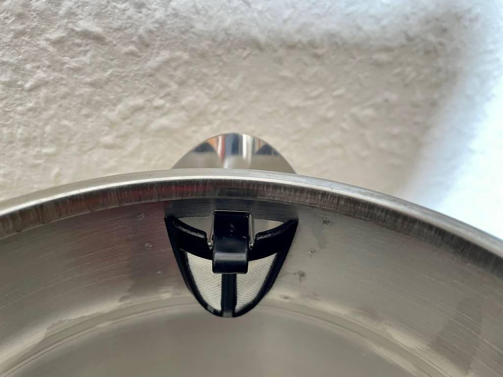 Retro-Wasserkocher im Test: Das Sieb eines Retro-Wasserkochers im Fokus.
