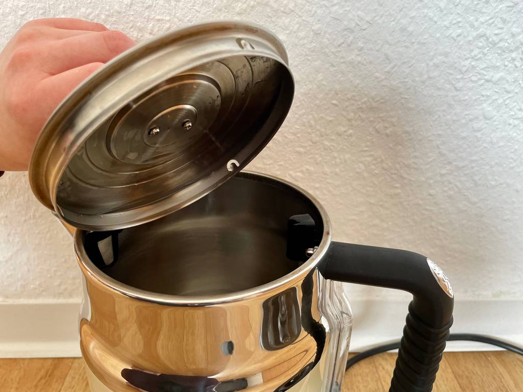 Retro-Wasserkocher-Test: ein Retro-Wasserkocher mit geöffnetem Deckel.