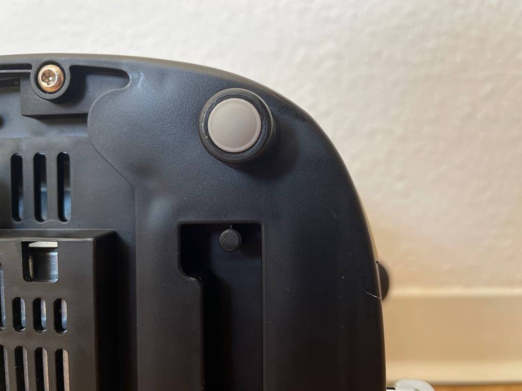 Nahaufnahme des gummierten Standfußes eines Retro-Toasters im Test.