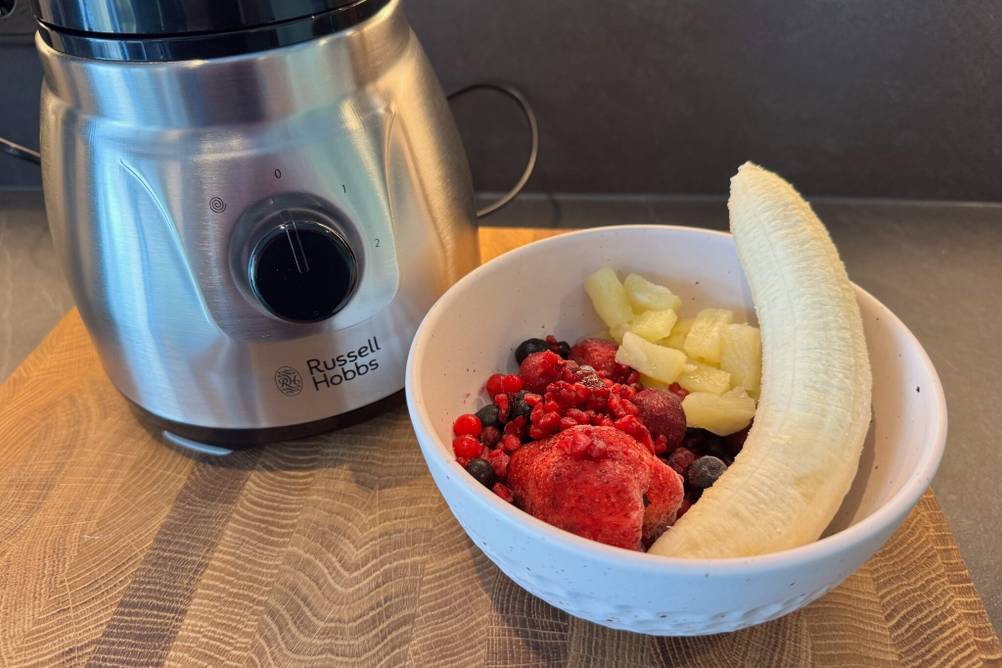 Nahansicht des Drehknopfes des Russel-Hobbs-Geräts neben einer Schüssel mit Obst.