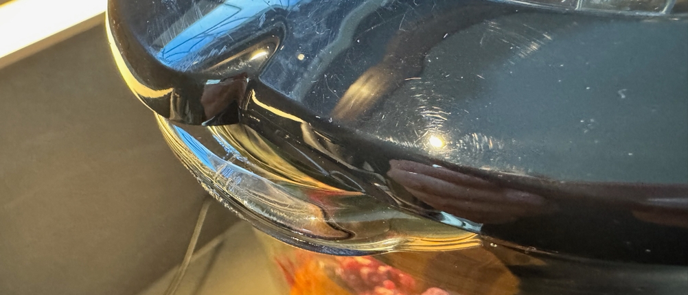 Lasche und Öffnung des Smoothie-Maker-Behälters in Nahansicht.