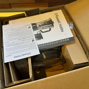 Der geöffnete Karton des Russell Hobbs 23821-56.