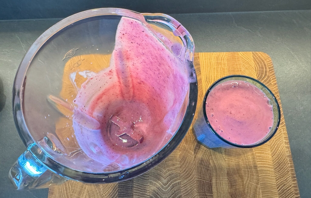 Der Russell Hobbs 23821-56 steht nach der Nutzung neben einem gefüllten Glas.