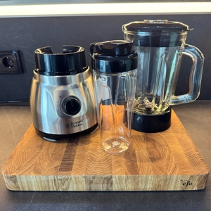 Der Russell Hobbs 23821-56 steht ausgepackt auf einem Holzbrett.