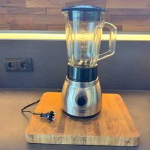 Russell Hobbs 23821-56 auf einem Holzbrett