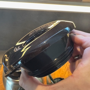 Nahansicht des Deckels des Smoothie-Makers von Russell Hobbs.