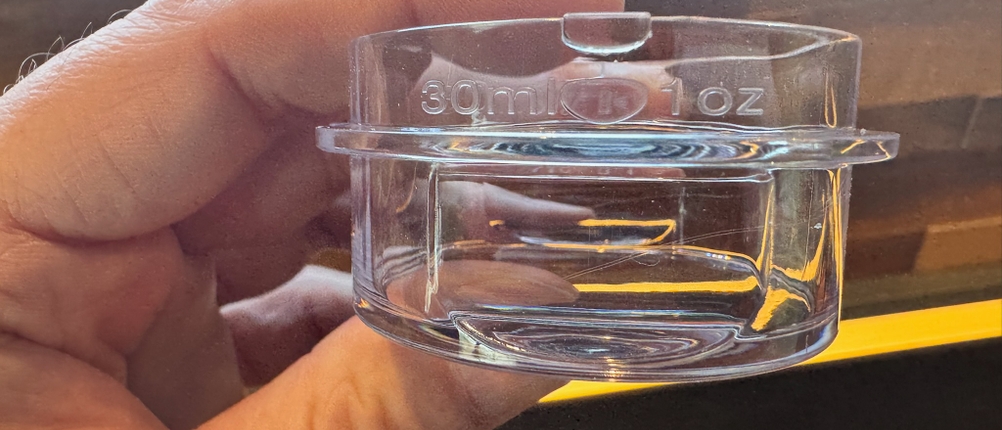 Nahansicht eines durchsichtigen Extra-Behälters des Smoothie-Makers.