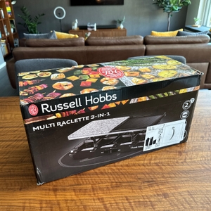 Der Karton des Russell Hobbs 26280-56 steht auf einem Tisch.