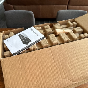 Der geöffnete Karton des Russell Hobbs 26280-56.