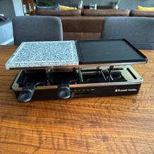 Das Russell Hobbs 26280-56 steht mit zwei Pfannen auf einem Tisch.