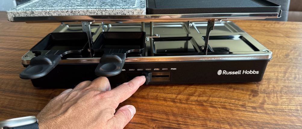 Eine Hand stellt die Temperatur des Russell Hobbs 26280-56 ein.