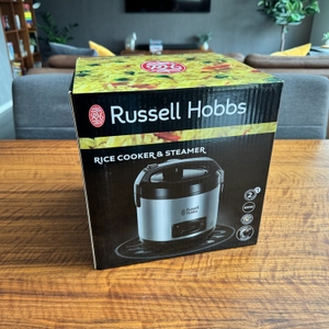 Der Karton des Russell Hobbs 27080-56 steht auf einem Tisch