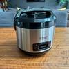 Der Russell Hobbs 27080-56 steht während der Benutzung auf einem Tisch