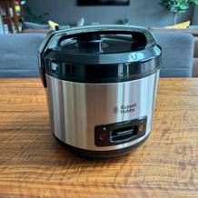 Der Russell Hobbs 27080-56 steht während der Benutzung auf einem Tisch