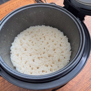 Fertiger Reis liegt im Russell Hobbs 27080-56