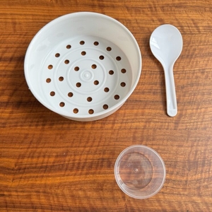 Das Zubehör des Russell Hobbs 27080-56 liegt auf einem Tisch