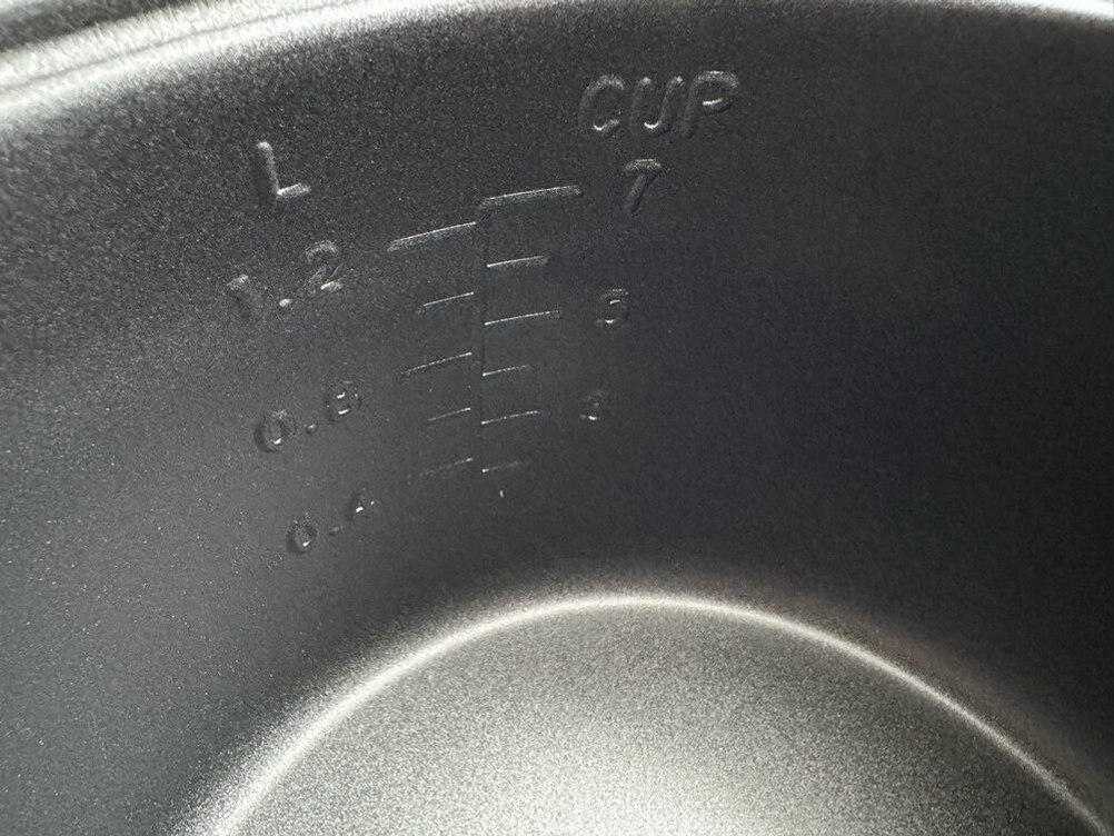 Mengenangaben im Behälter des Russell Hobbs 27080-56