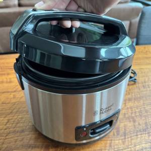 Eine Hand öffnet den Deckel des Russell Hobbs 27080-56