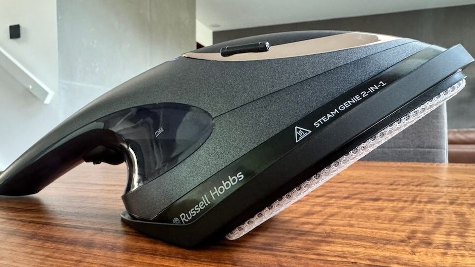 Der Russel-Hobbs-Dampfglätter in Nahansicht auf einer Tischplatte.