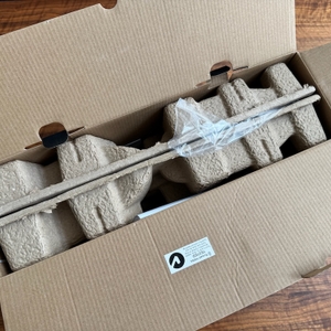 Ansicht von oben auf die geöffnete Verpackung des Russel-Hobbs-Dampfglätters