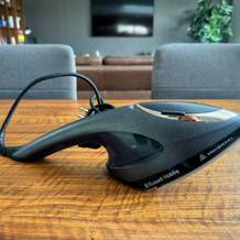 Der Russell Hobbs 28370-56 liegt auf einer hölzernen Tischplatte.