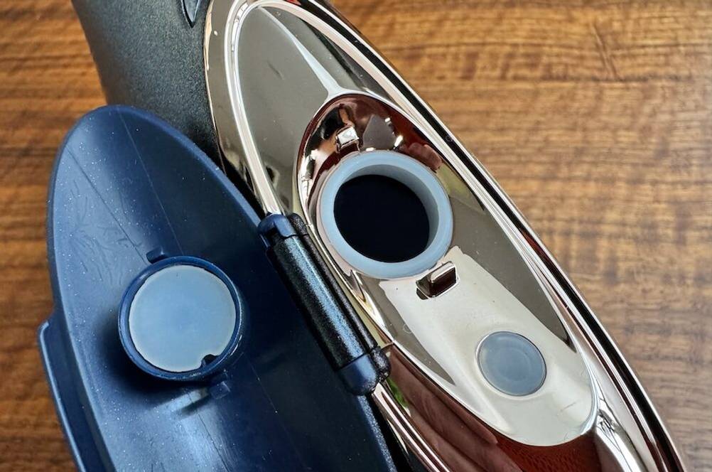Nahansicht der Einfüllöffnung beim Russell Hobbs Dampfglätter.