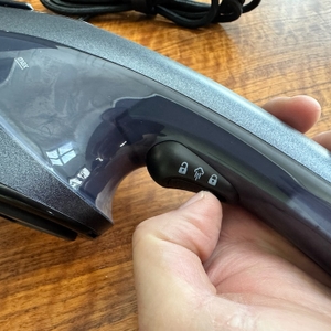 Finger zeigt auf die Feststelltaste beim Russell Hobbs 28370-56