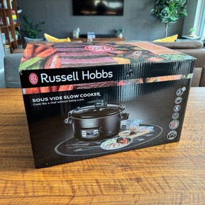 Der Karton des Russell-Hobbs-3in1-Multikocher steht auf einem Tisch