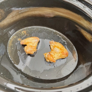 Zwei Stücke Fleisch liegen im Russell-Hobbs-3in1-Multikocher