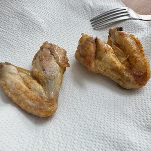 Zwei Fleischstücke liegen auf einem Stück Küchenrolle vor einer Gabel