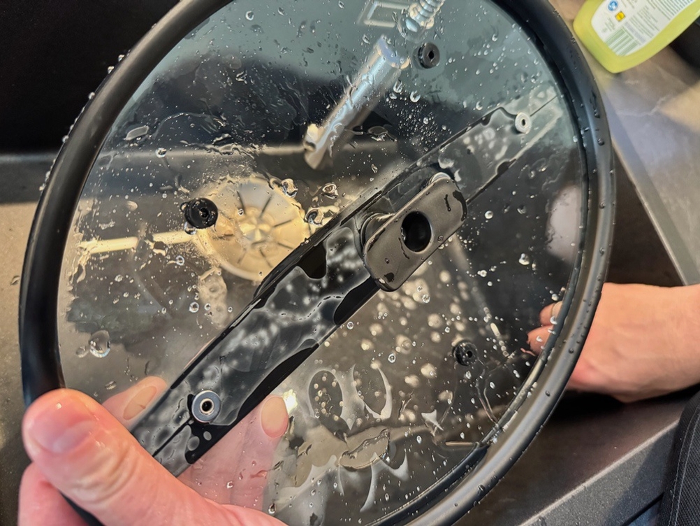 Eine Hand hält den nassen Deckel des Russell-Hobbs-3in1-Multikocher fest