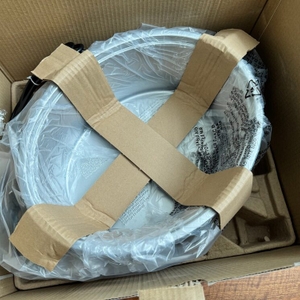 Der Russell-Hobbs-3in1-Multikocher steht in seinem Karton