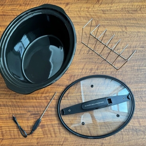 Das Zubehör des Russell-Hobbs-3in1-Multikocher liegt auf einem Tisch