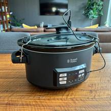 Der Russell-Hobbs-3in1-Multikocher steht auf einem Tisch