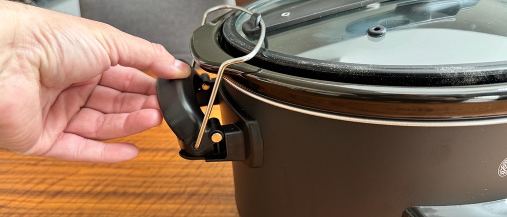 Eine Hand verriegelt den Deckel des Russell-Hobbs-3in1-Multikochers